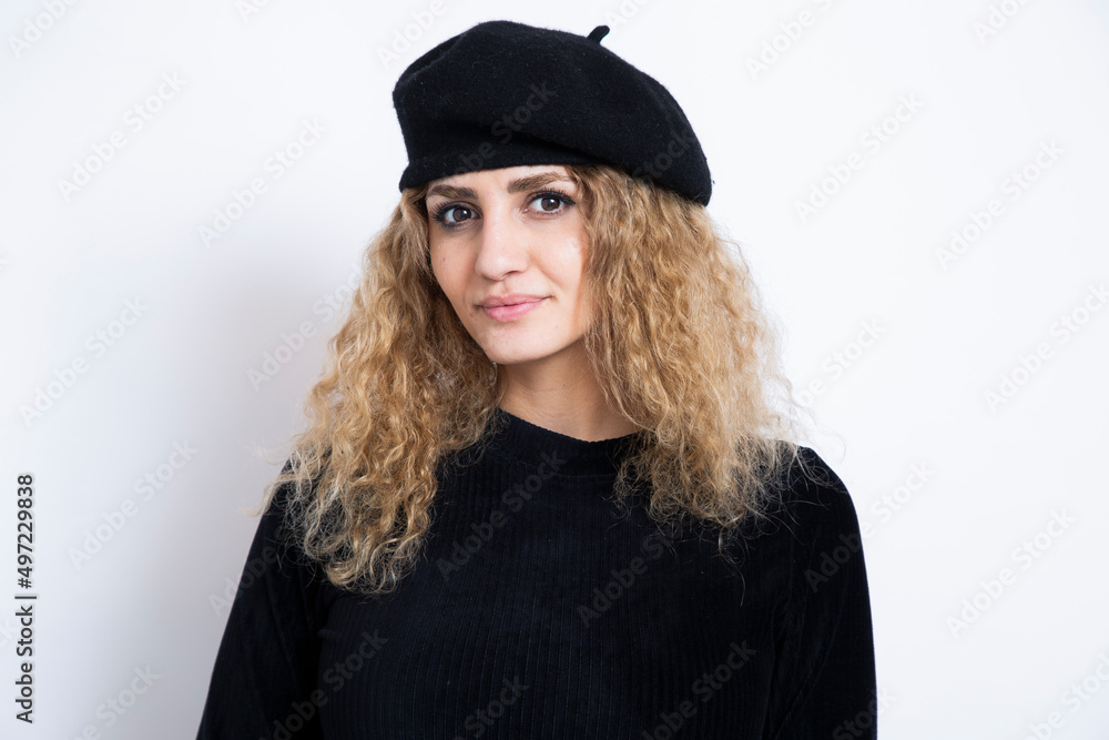 Hünsche junge Frau mit roten Locken, einem schwarzen Kleid und einem schwarzen Béret. Eine junge Künstlein. Hünsche junge Frau mit roten Locken, einem schwarzen Kleid und einem schwarzen Béret. Eine junge Künstlein.