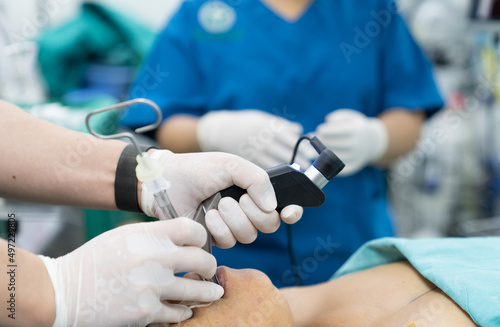 anesthesiologist use video laryngoscope for intubate endotracheal tube