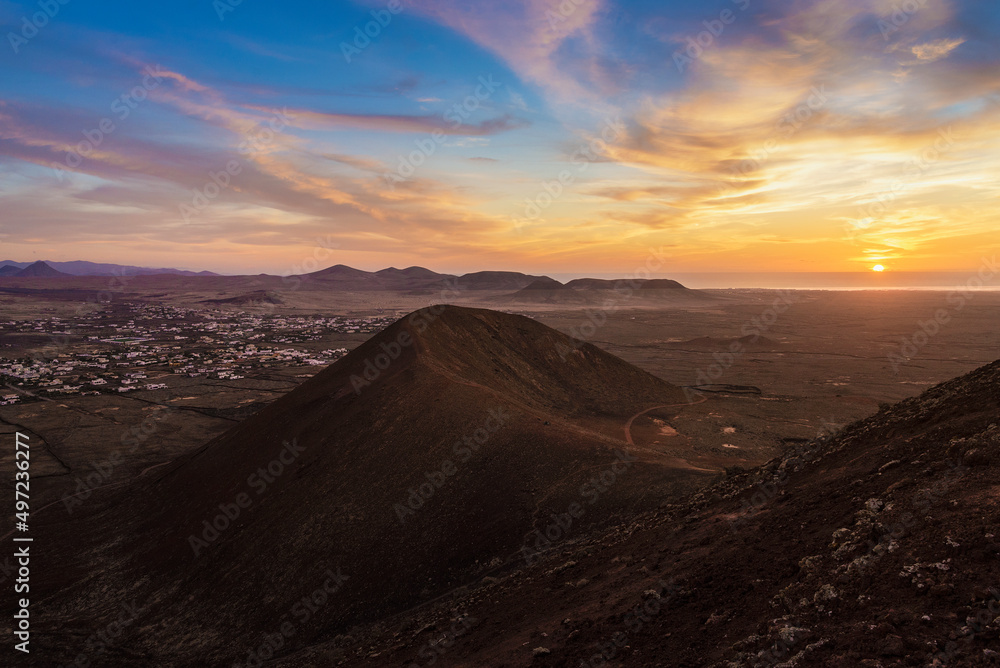 Vista del atardecer desde el volcán Calderón Hondo en Lajares, Fuerteventura, Islas Canarias, España Vista del atardecer desde el volcán Calderón Hondo en Lajares, Fuerteventura, Islas Canarias, España