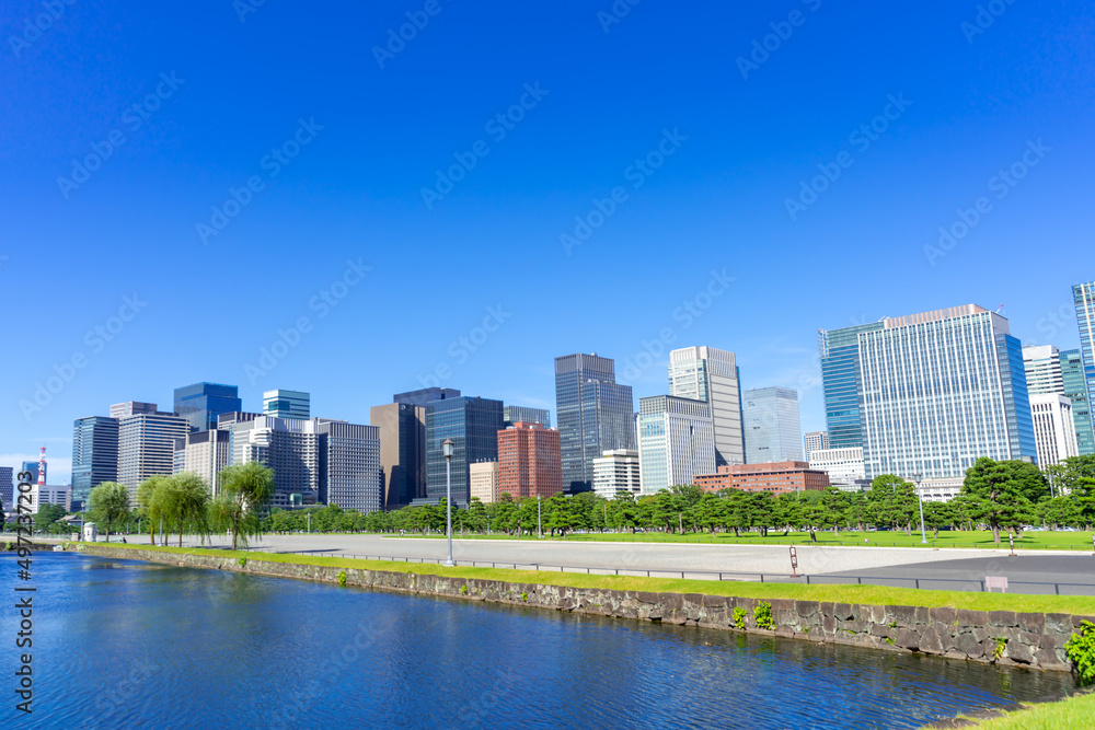 東京　皇居外苑と丸の内高層ビル群