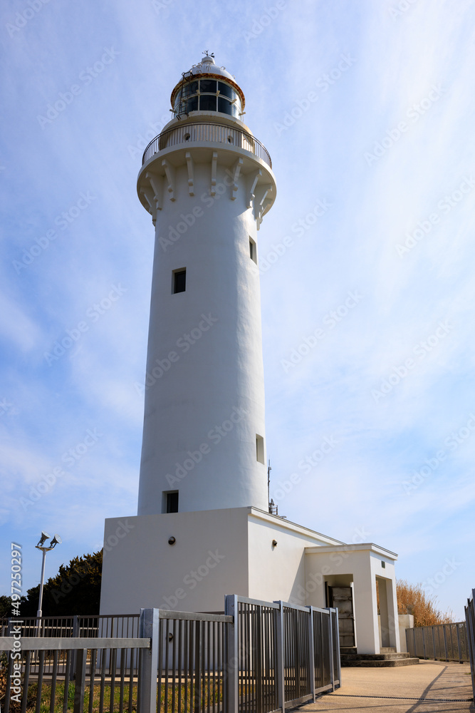 岬に建つ白い灯台 岬に建つ白い灯台