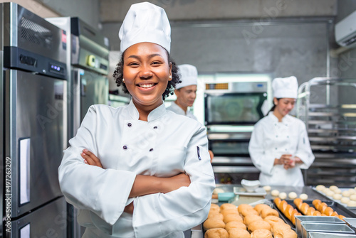 Canvastavla Smiling african  female bakers looking at camera