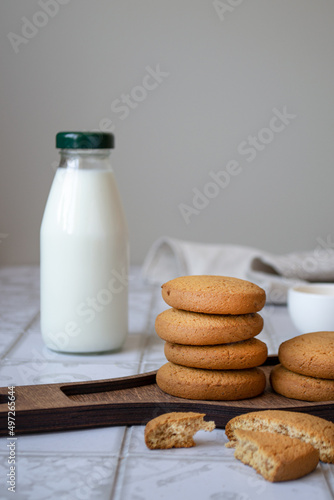 glass of milk and cookies