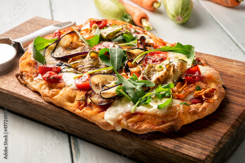Pinsa vegetariana, tipica pizza romana con verdure, Cibo Italiano  photo