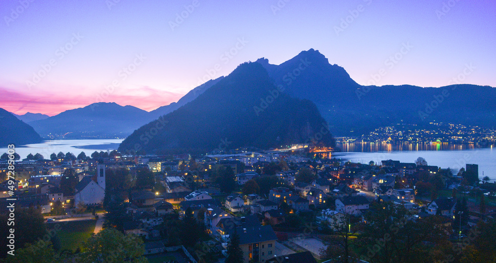 Obraz premium Sonnenuntergang über dem Vierwaldstättersee bei Stansstad, Schweiz