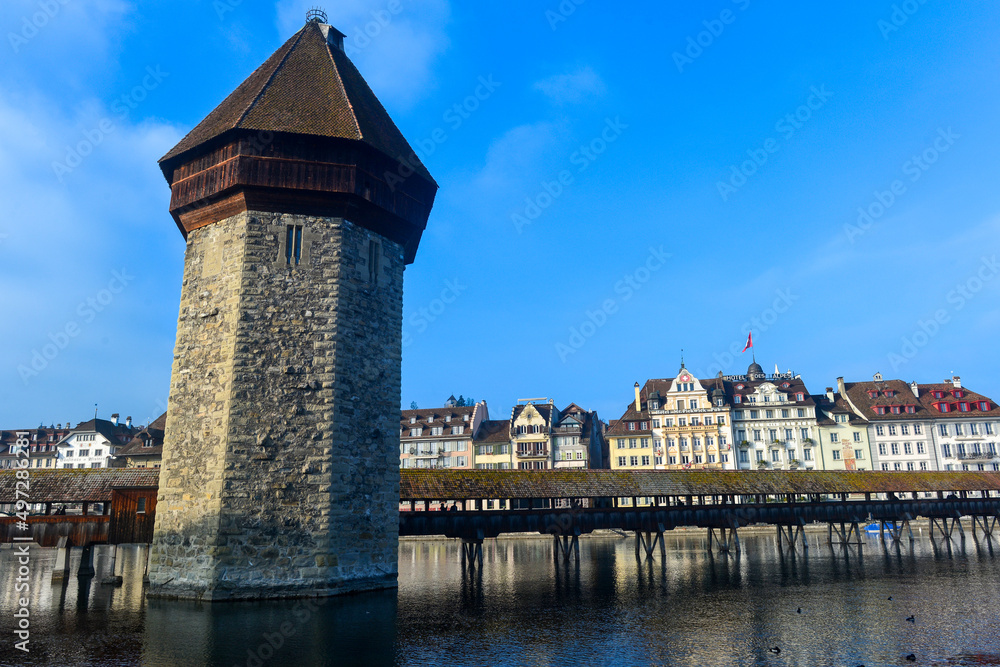 Kapellbrücke mit Wasserturm in Luzern, Schweiz