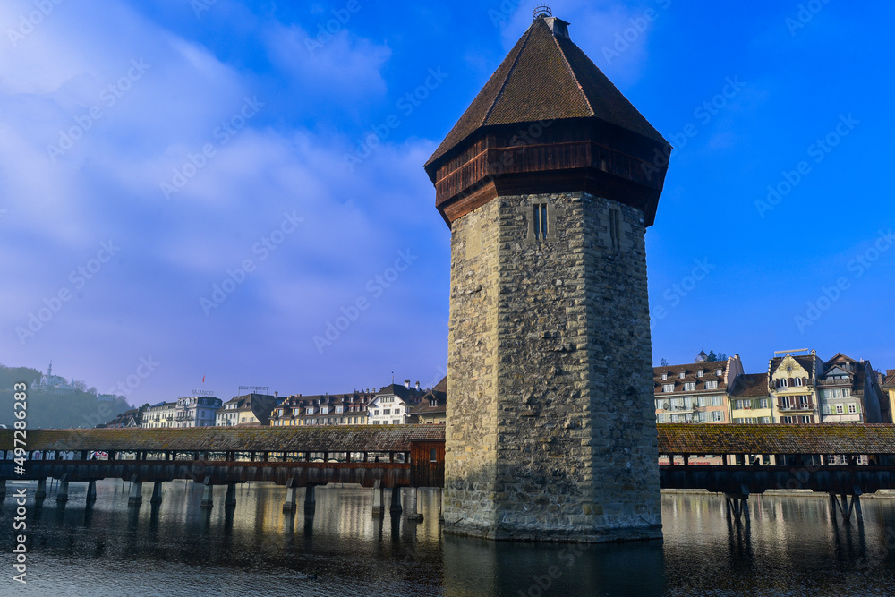 Kapellbrücke mit Wasserturm in Luzern, Schweiz