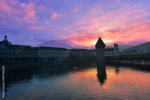 Sonnenuntergang über der Altstadt von Luzern, Schweiz