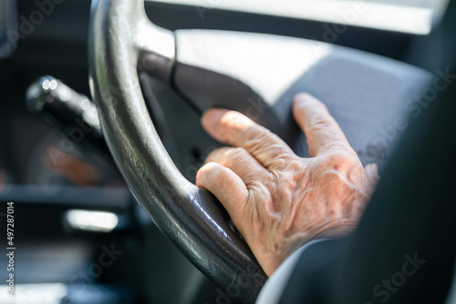 高齢者・運転・ドライバー・車 © naka
