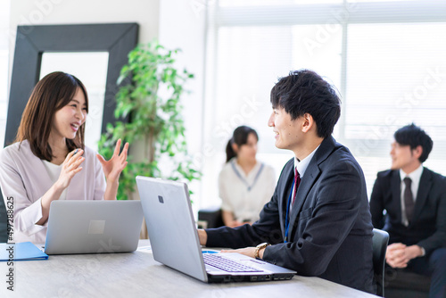 ビジネスミーティングをする男女