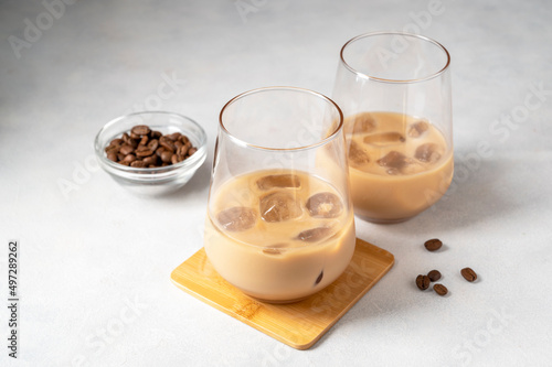 Foto Irish cream liqueur in two glasses with ice cubes and coffee beans