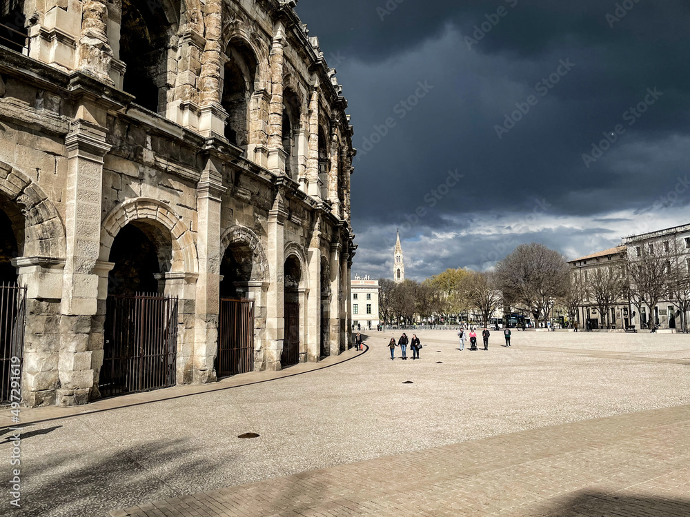 Arènes de Nîmes sous un ciel d'orage