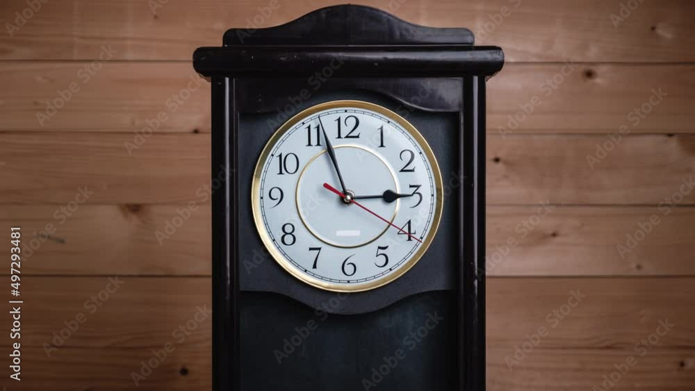 Vidéo Stock Vintage Clock Arrows Rotate at 3 PM or AM, Full Turn of