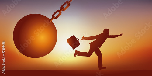 Concept d’une menace, avec un homme d’affaires qui court en fuyant la menace d’une boule géante, qui symbolise une catastrophe. photo