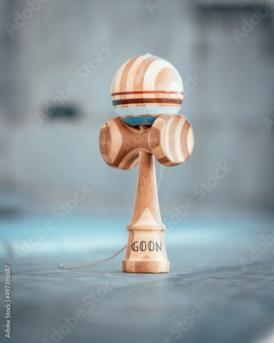 Fotografía Gros plan d'un kendama (bilboquet japonais)