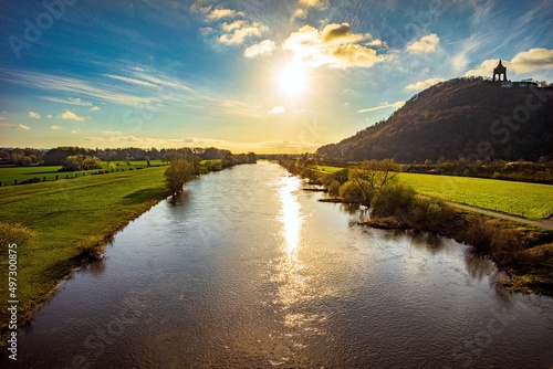 Schöner Blick über die Weser und zum Kaiser-Wilhelm-Denkmal im Frühling