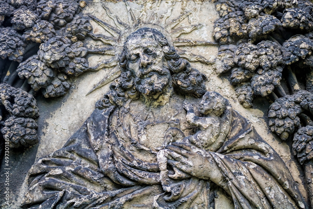 görlitz, deutschland - verwitterte jesusfigur auf dem nikolaikirchhof