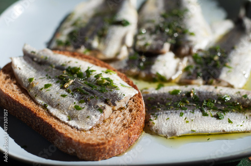 Filets de sardines marinées sur une tranche de pain, cuisine méditerranéenne 