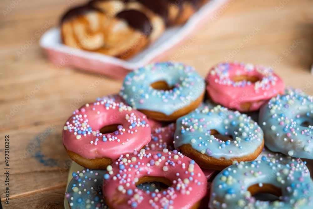 bunte Donuts pink, blau mit Streuseln auf dem Sweet Table beim Kindergeburtstag