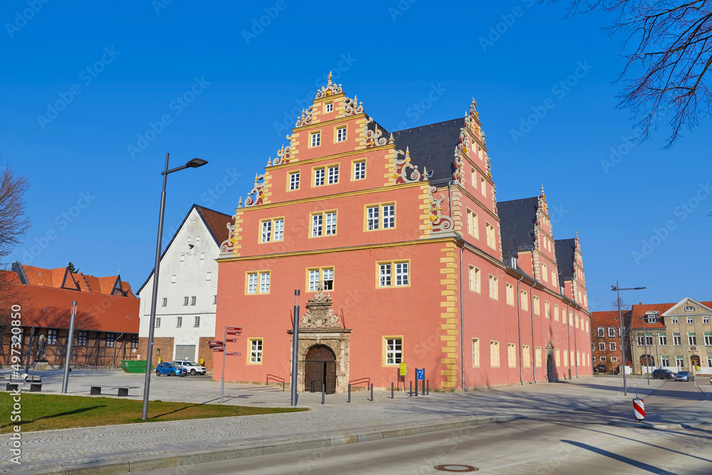 Obraz premium Schlossplatz von Wolfenbüttel mit Zeughaus, in Norddeutschland, Niedersachsen.
