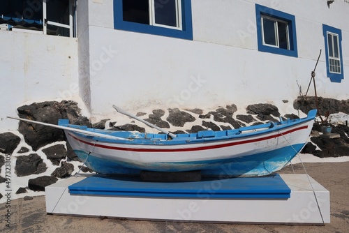 niebieska łódka w miasteczku el Cotillo na Fuerteventura