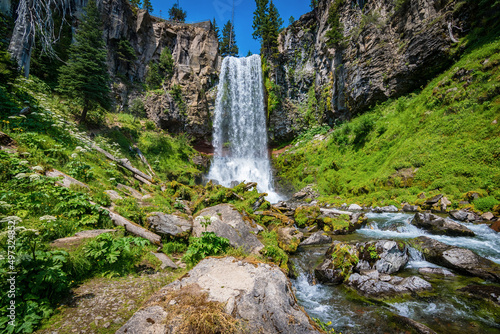 Fototapeta Naklejka Na Ścianę i Meble -  waterfall in the mountains near Bend, Oregon