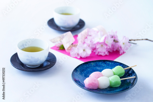 三色団子（花見団子）と八重桜とお茶