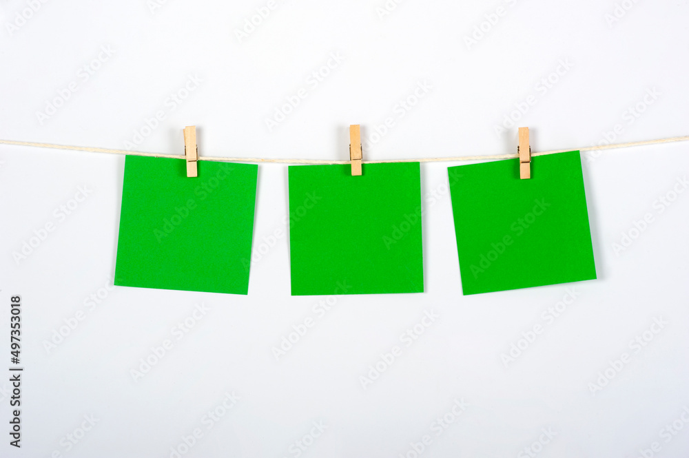 Tres post its verdes colgados para ejercicio, estrategia o trabajo en equipo, conceptos a tratar. Tres post its verdes colgados para ejercicio, estrategia o trabajo en equipo, conceptos a tratar.