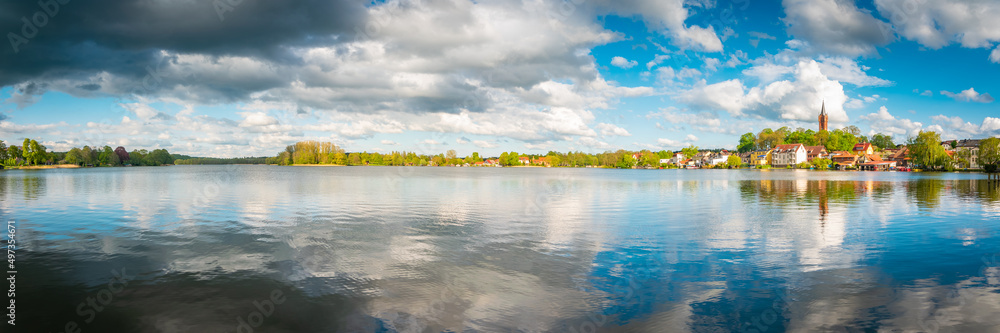 Feldberg mit See im Frühling - Panorama