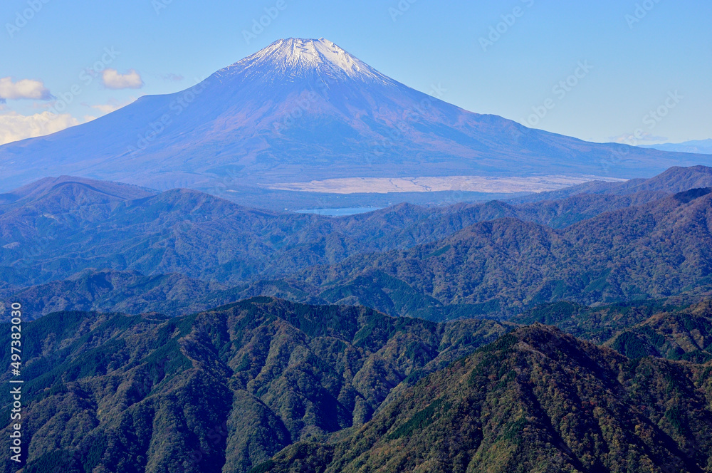 丹沢山地の檜洞丸より初冬の富士山を望む
丹沢 檜洞丸より富士山、奥左から大洞山(角取山)、三国山、鉄砲木ノ頭(明神山)、手前右が権現山
丹沢山地の檜洞丸より初冬の富士山を望む
丹沢 檜洞丸より富士山、奥左から大洞山(角取山)、三国山、鉄砲木ノ頭(明神山)、手前右が権現山