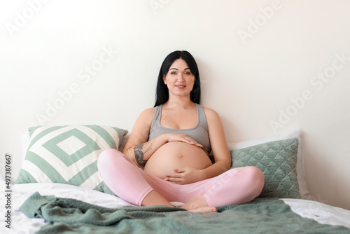 Young pregnant woman restin...