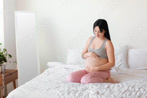 Young pregnant woman restin...