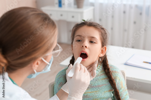 Doctor examining little gir...