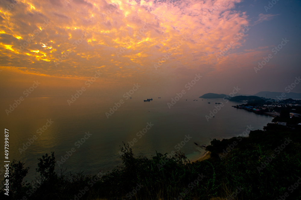 The natural background of the morning light rising in the middle of the sea and surrounded by mountains, cool breezes, the beauty of the ecology of the tourist attractions.