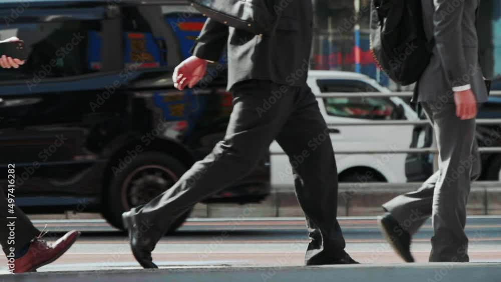 通勤ラッシュで仕事に向かう日本人ビジネスマン