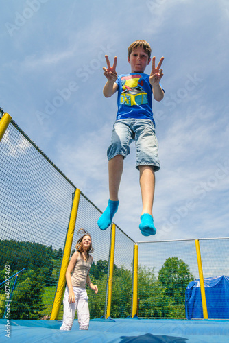Zwei Kids beim Austoben auf dem Outdoor-Trampolin