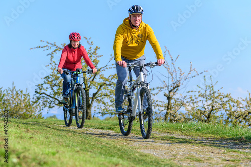 Paar mit und ohne elektrische Unterstützung unterwegs bei einer Radtour