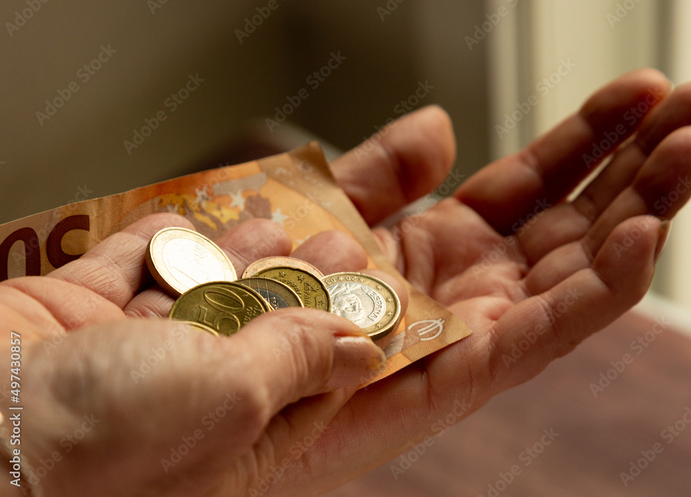 Manos de mujer con dinero en las manos , monedas y billetes, concepto de contar - obrazy, fototapety, plakaty 