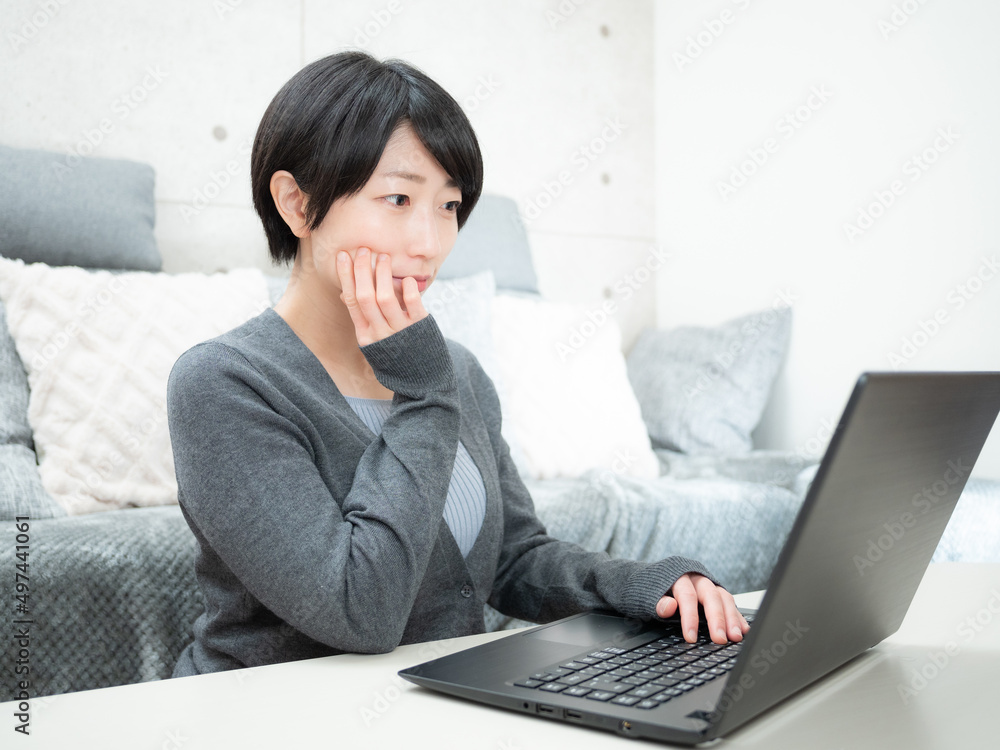 ノートPCを操作する女性