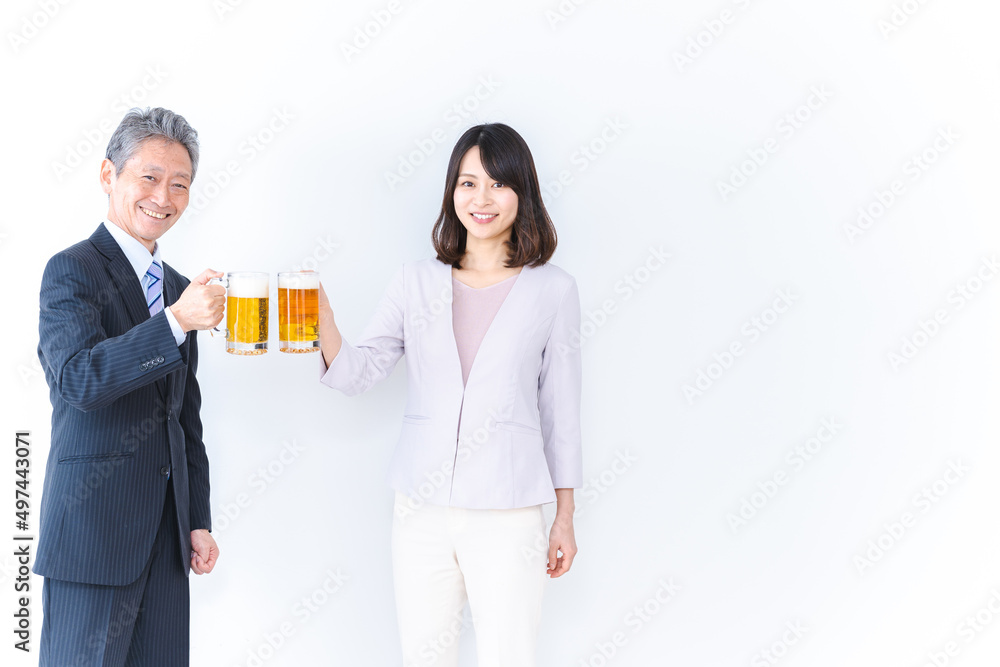 上司と乾杯をする女性社員 上司と乾杯をする女性社員