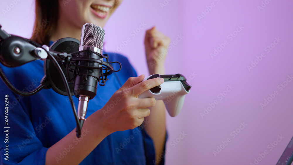 Naklejka premium ゲーム実況の動画配信をする女性動画配信者