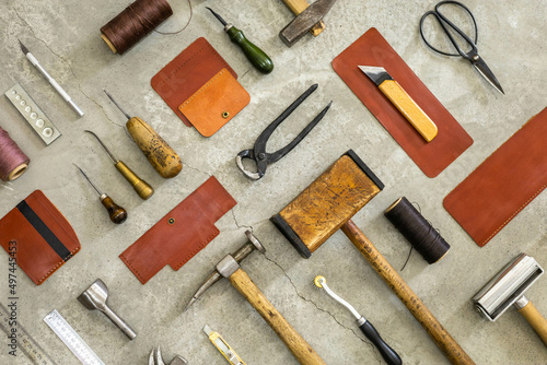 Foto Top view materials and instruments on cutting mat for chopping measurement leath