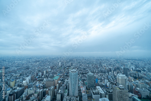 東京の空に浮かぶ雨雲 © 剛広 三田
