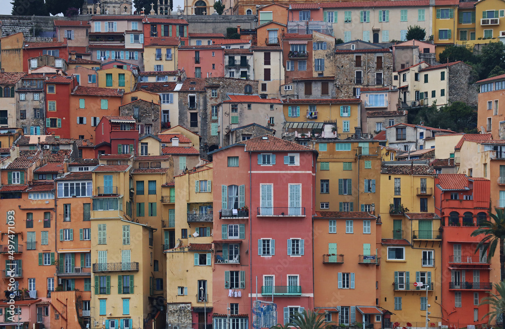 Vue sur le centre-ville de Menton et ses façades colorées sur la Côte d'Azur