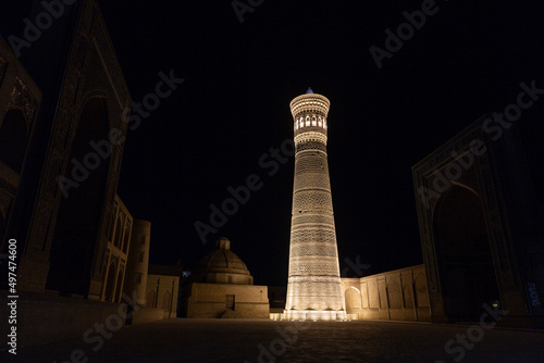 Fotografiet Kalyan Minaret in Bukhara at night. Uzbekistan