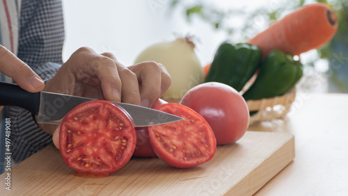 Foto トマトの輪切り｜キッチンで野菜を切る