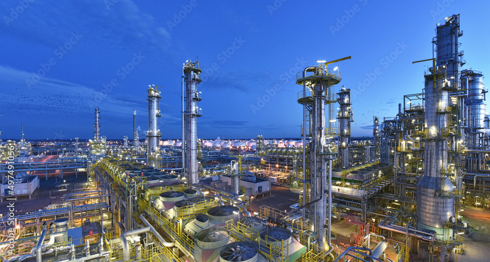 refinery - chemical factory at night with buildings, pipelines and lighting - industrial plant - obrazy, fototapety, plakaty 