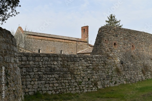 Eremo di San Leonardo al Lago chiesa isolata nascosta nel bosco vicino a Siena in Toscana