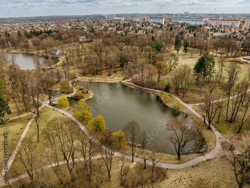 Wczesna wiosna w Łódzkim parku, widok z drona