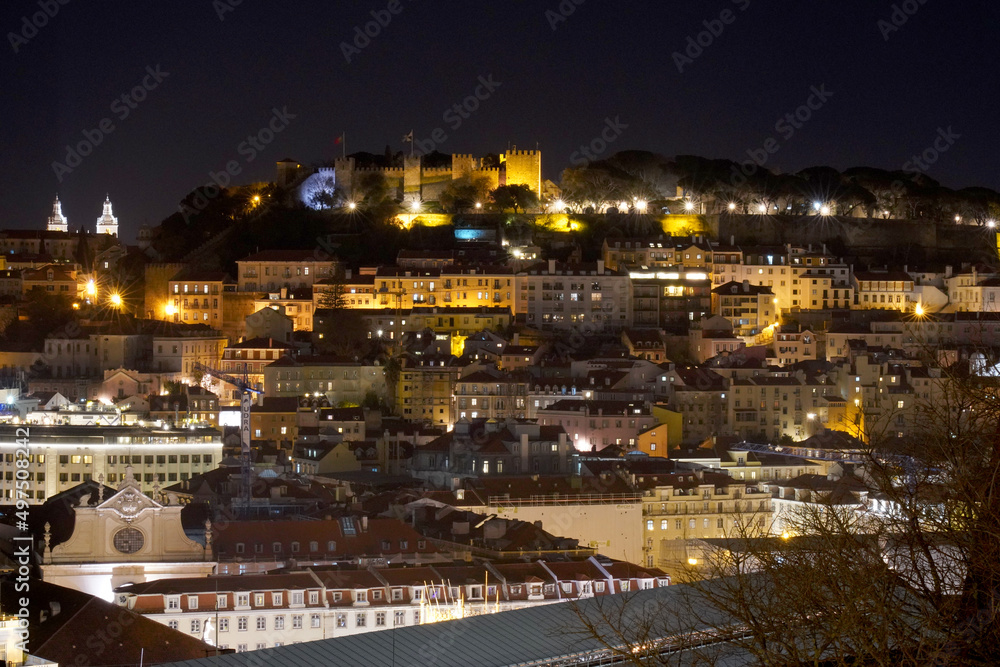 Nachtaufnahme des Alfama-Quartiers in Lissabon
